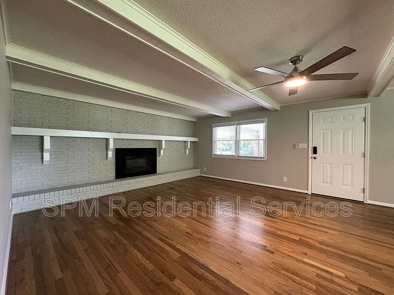 4 bed, 2.5 bath, 2486 sqft, $3,200 — Photo 3