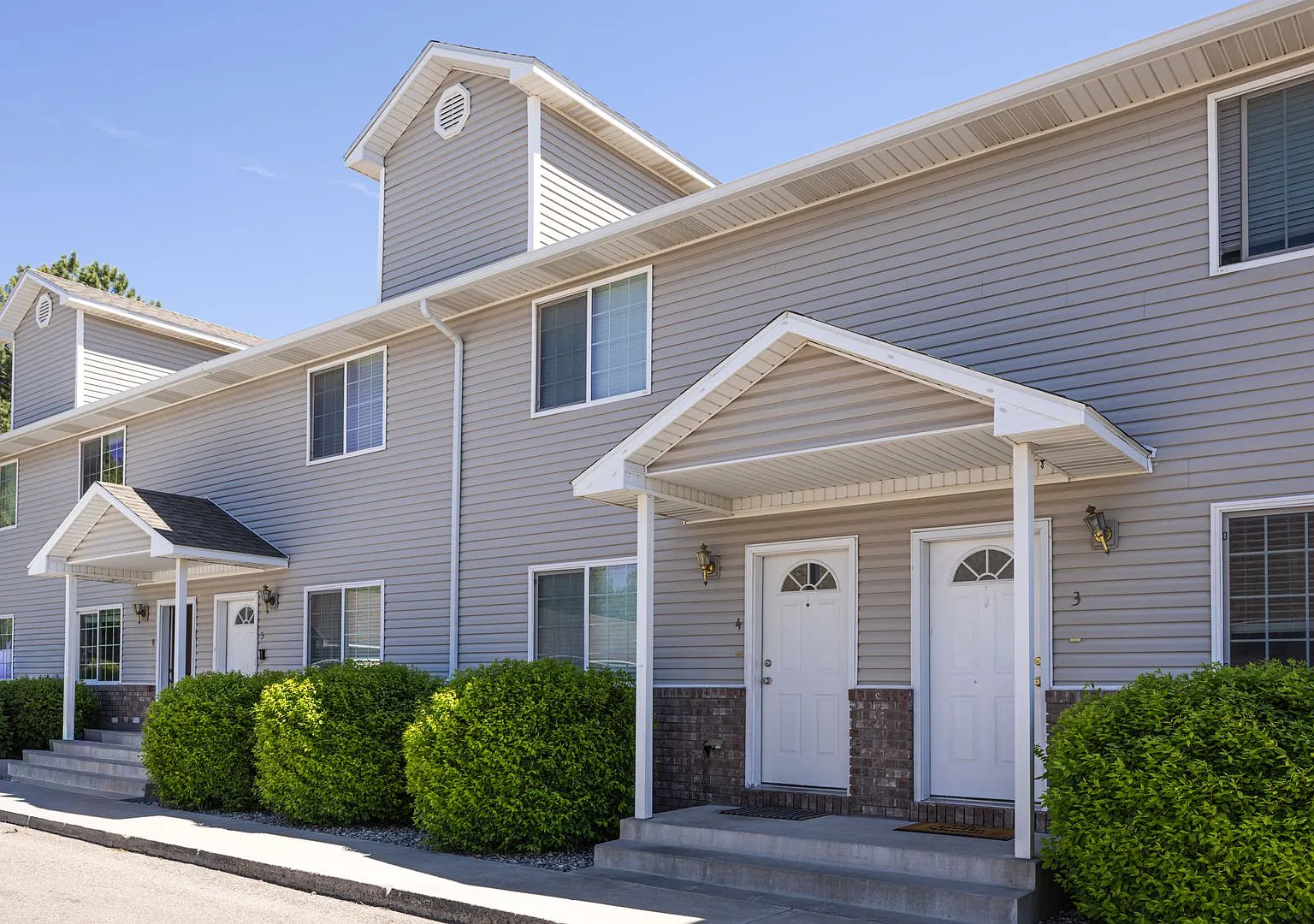 2 Bed -1.5 Bath townhome in Idaho Falls with 2 stall garage — Photo 2