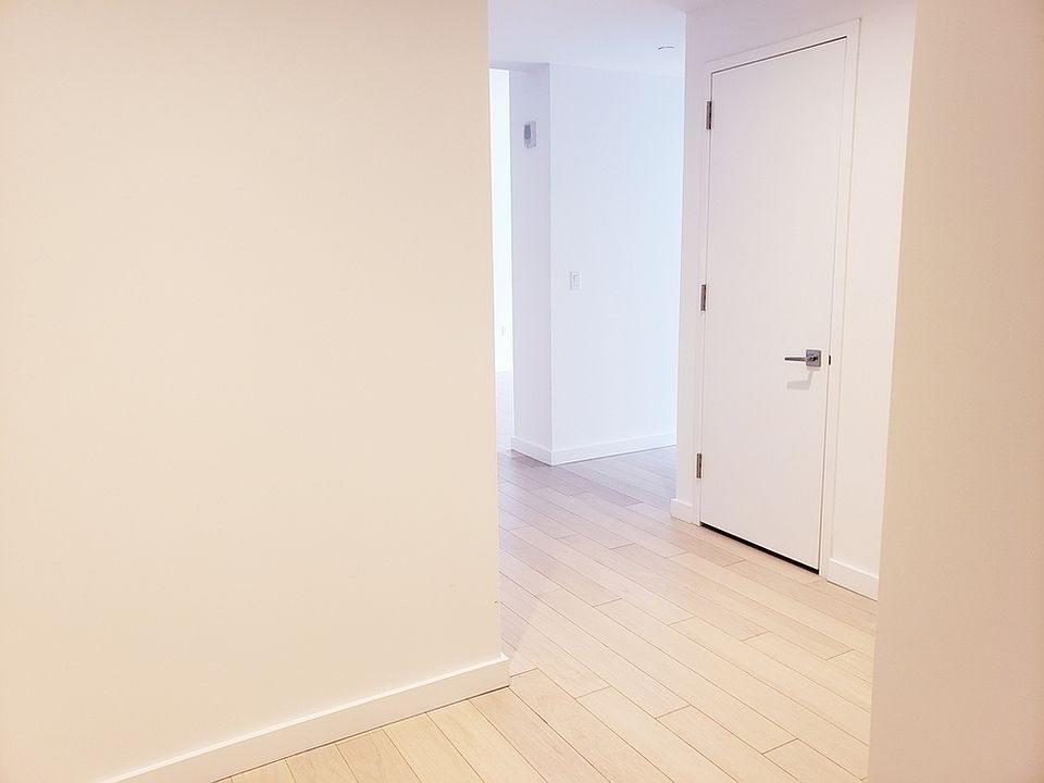 1st image of 535 W 43rd St APT S12f