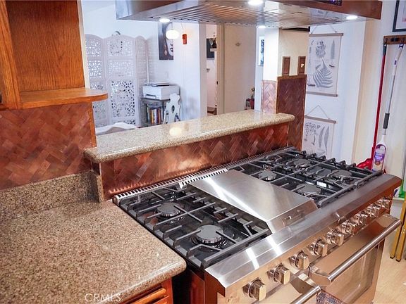 5th image of 628 W 22nd St