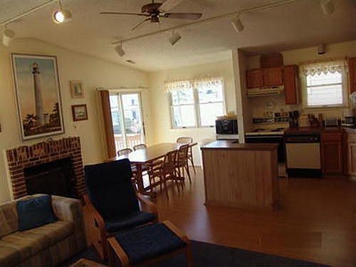4th image of 3058 West Ave