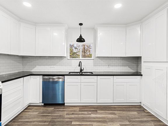 4th image of 301 Pineland Dr