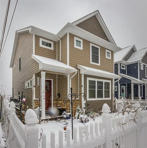 221 Meridan St photo 1