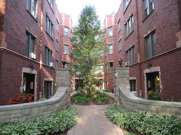 2nd image of 6757 N Artesian Ave #1F
