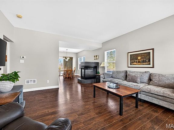 3rd image of 1033 Glengarry Dr