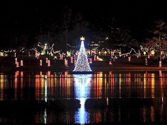 DeFuniak Springs is home to Lake DeFuniak, one of two spring-fed lakes in the world that is nearly perfectly round. The surrounding landscape around the lake is often decorated for the holidays between Thanksgiving and New Year's to celebrate.