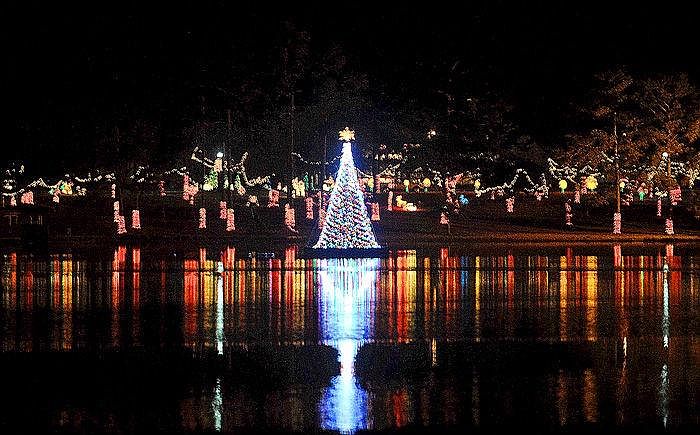 DeFuniak Springs is home to Lake DeFuniak, one of two spring-fed lakes in the world that is nearly perfectly round. The surrounding landscape around the lake is often decorated for the holidays between Thanksgiving and New Year's to celebrate.