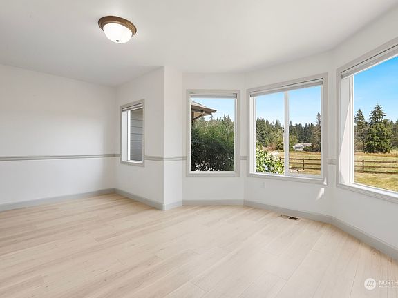 4th image of 4032 195th Avenue SE