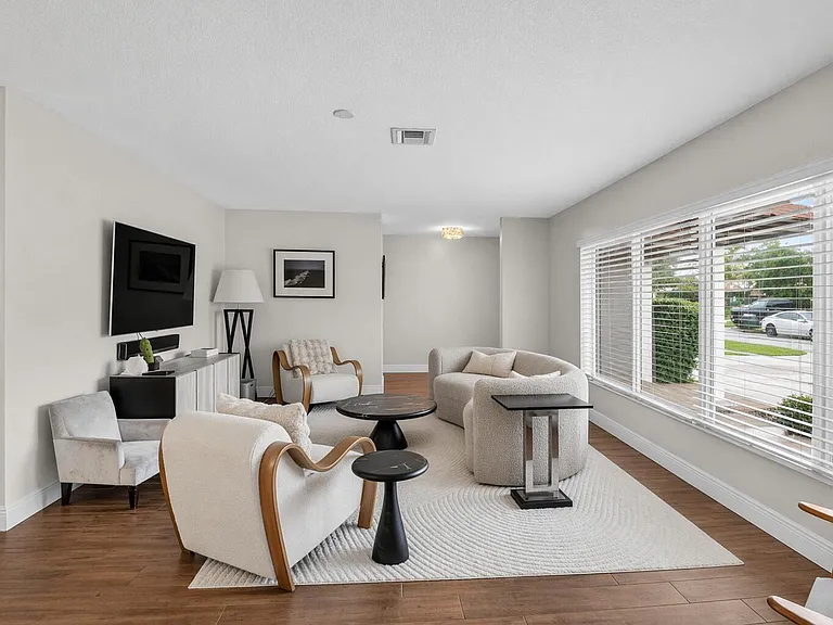 650 SW 16th St — Photo 4