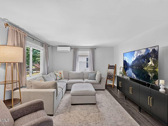 3rd image of 115 Bond St