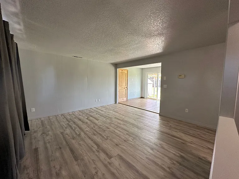 6209 Onyx Ave — Photo 3
