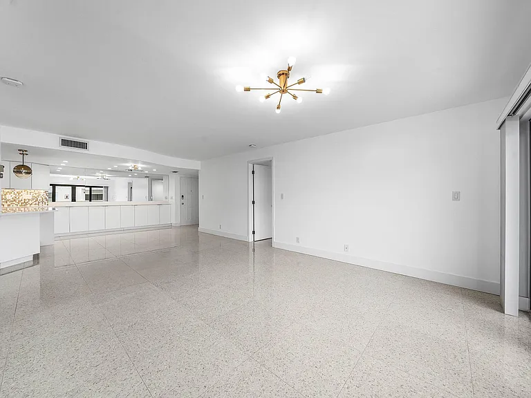 330 SE 20th Ave #408 — Photo 8