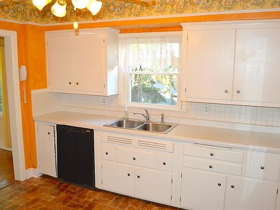 4th image of 2307 Benderwirt Ave