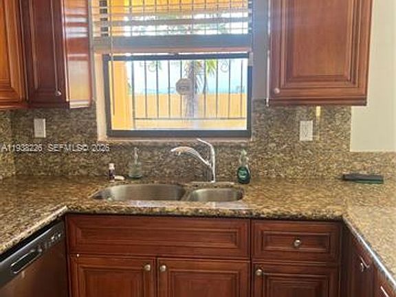 5th image of 2470 SW 108th Pl #Townhouse 2470