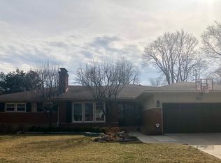 83 S Edgewood Dr, Grosse Pointe Shores, MI 48236