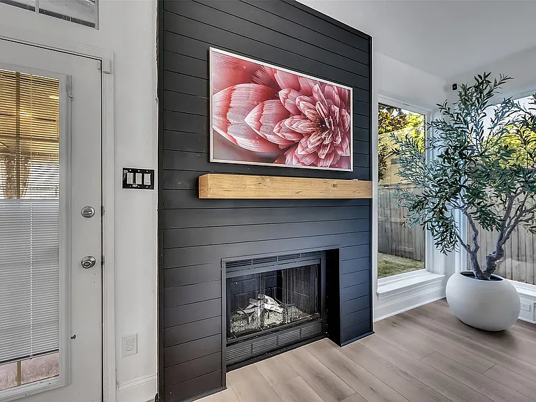 409 Baldwin St — Photo 6