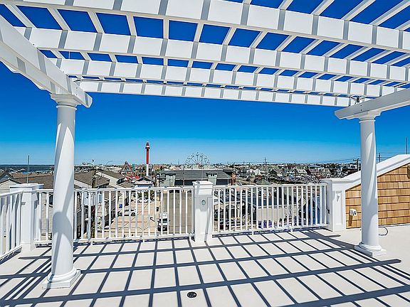 4th image of 510 N Bay Ave Unit 304