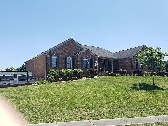 4th image of 208 Pickering Cir