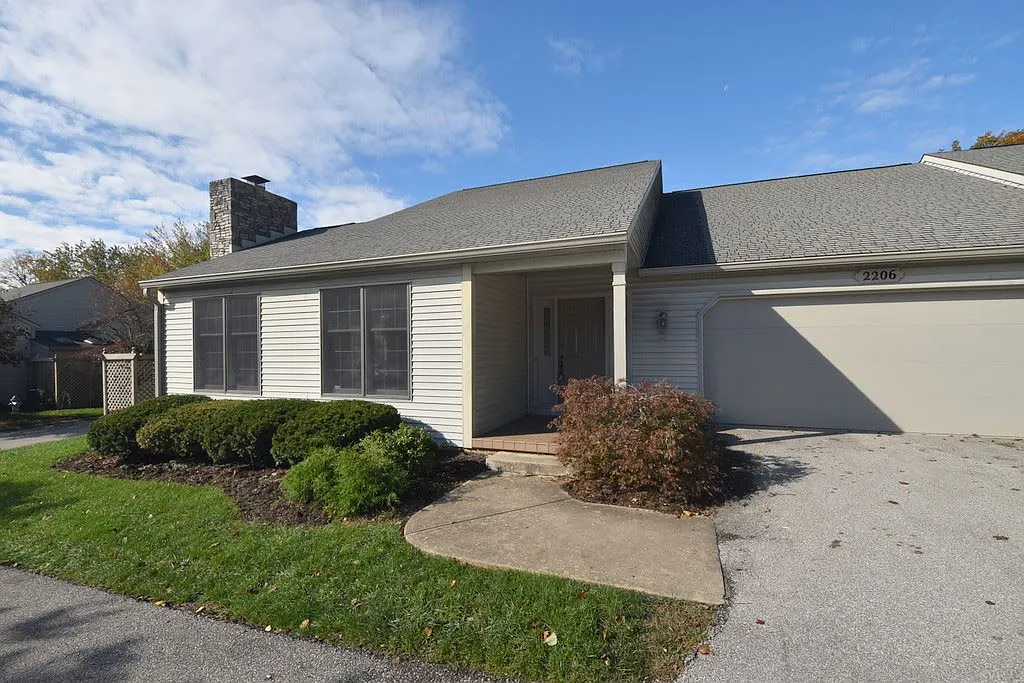 2206 E Cape Cod Dr photo 1