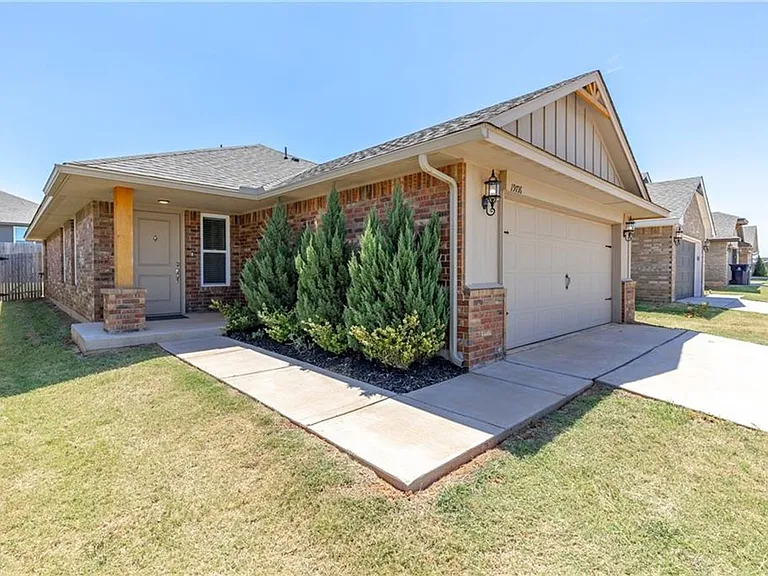 19716 Forsythe Dr — Photo 2