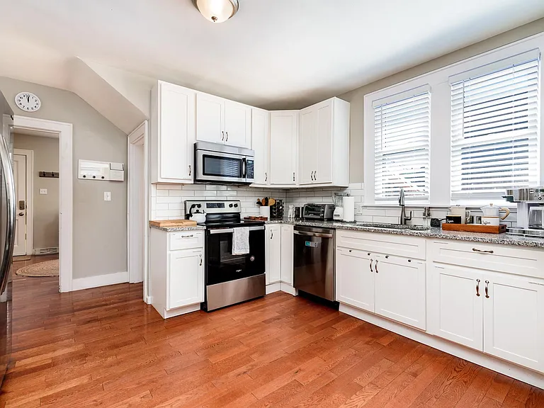 1509 W Clark St — Photo 20