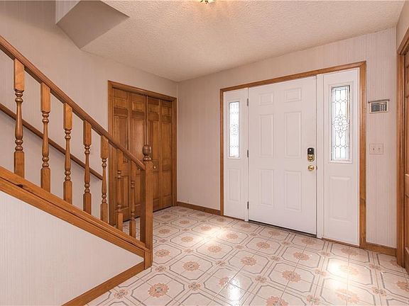 3rd image of 18 Sandhollow Ct