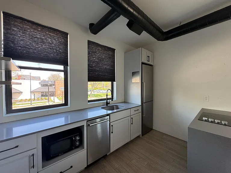973 E Broad St #4 — Photo 4