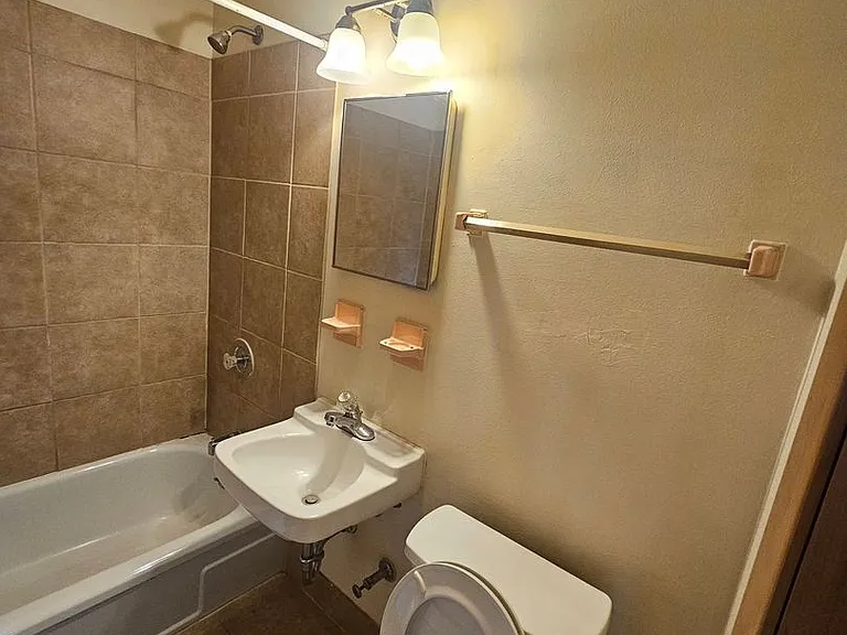 1851 N Oakland Ave (18 Unit) — Photo 5