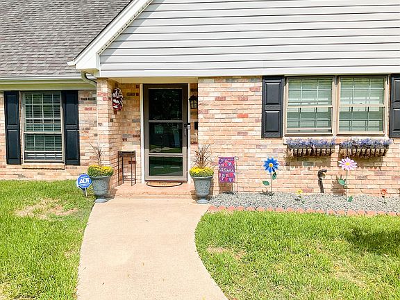 2nd image of 1201 Merry Oaks Dr