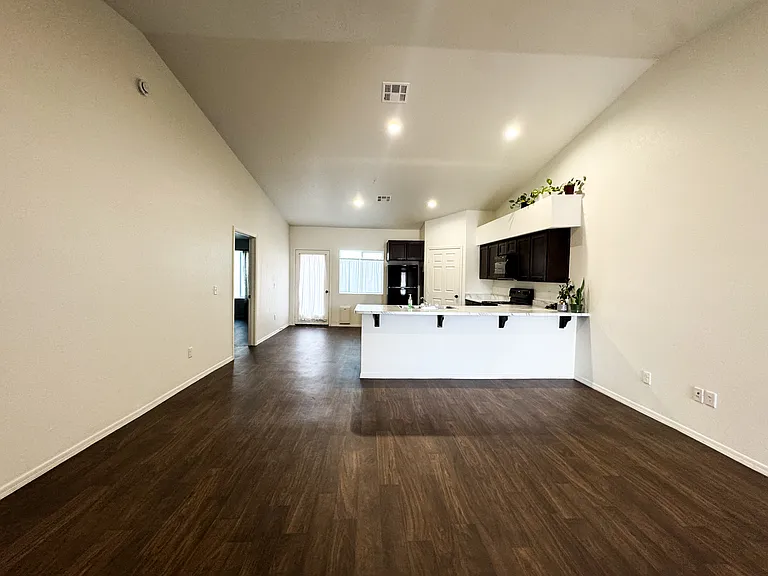 7176 E 38th Ln — Photo 3