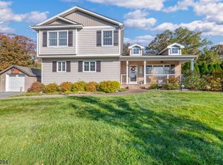 18 Lindsay Rd, Oak Ridge, NJ 07438