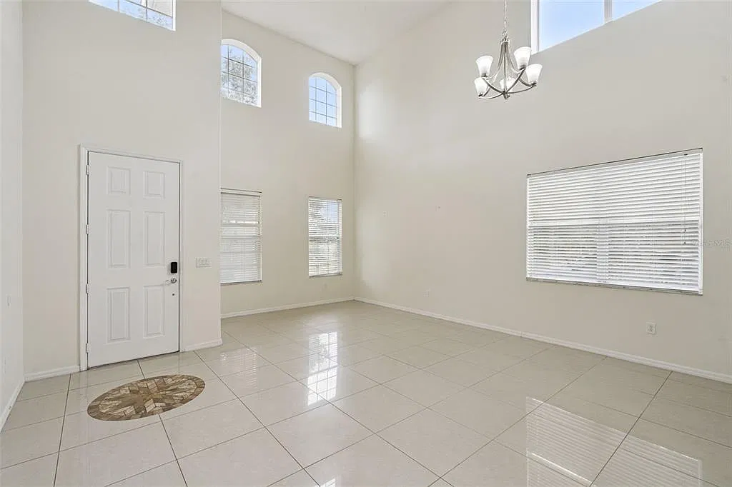 5 bed, 2.5 bath, 2863 sqft, $3,250 — Photo 3