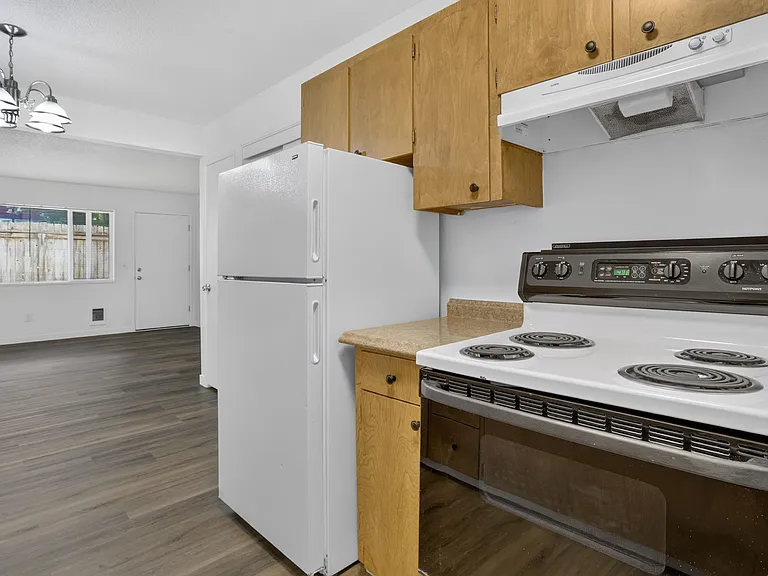 2523 NW Savier St — Photo 2