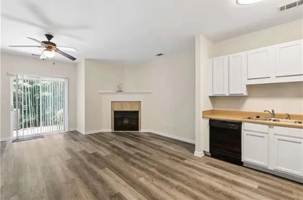 3 bed, 3.0 bath, 1742 sqft, $2,400 — Photo 3