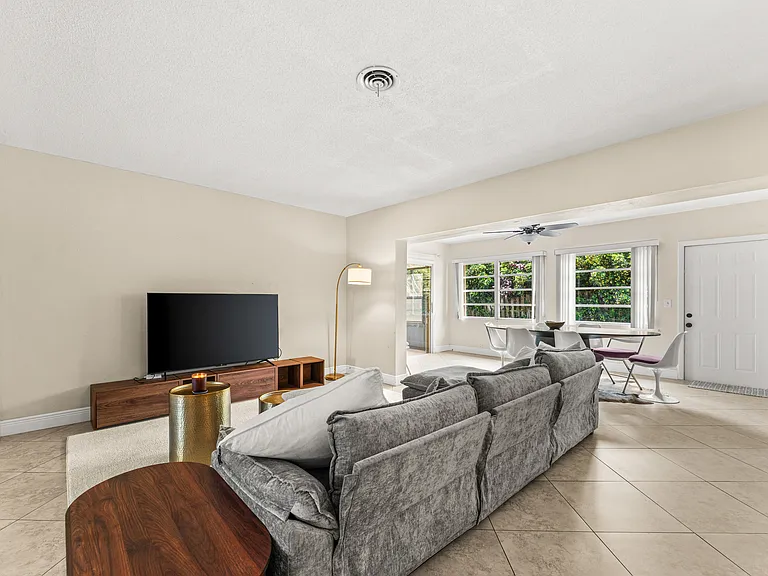 1270 SW 8th St — Photo 7