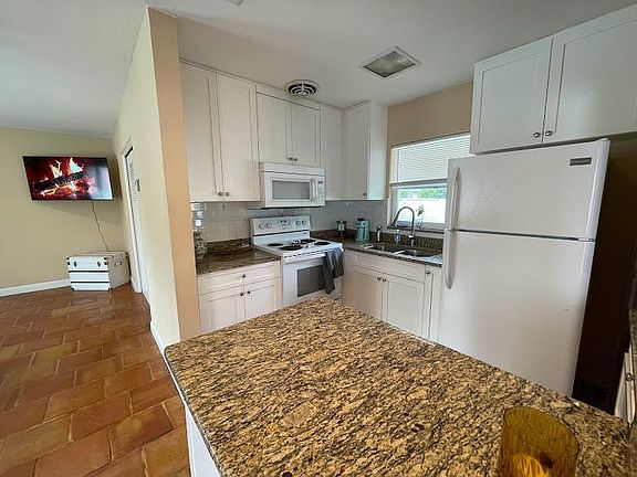 5th image of 450 15th Ave N APT 5