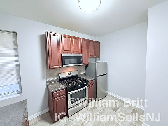 3rd image of 146-150 Manhattan Ave #16
