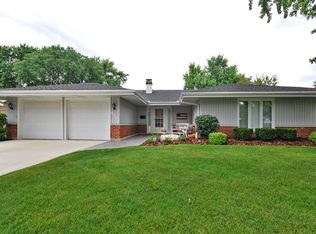 21W564 Monticello Rd, Glen Ellyn, IL 60137