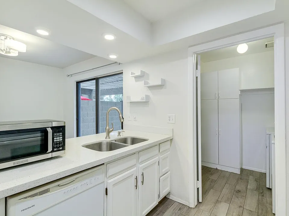 1440 W La Jolla Dr