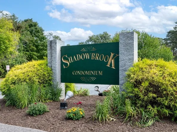 19 Shadowbrook Ln APT 13, Milford, MA 01757