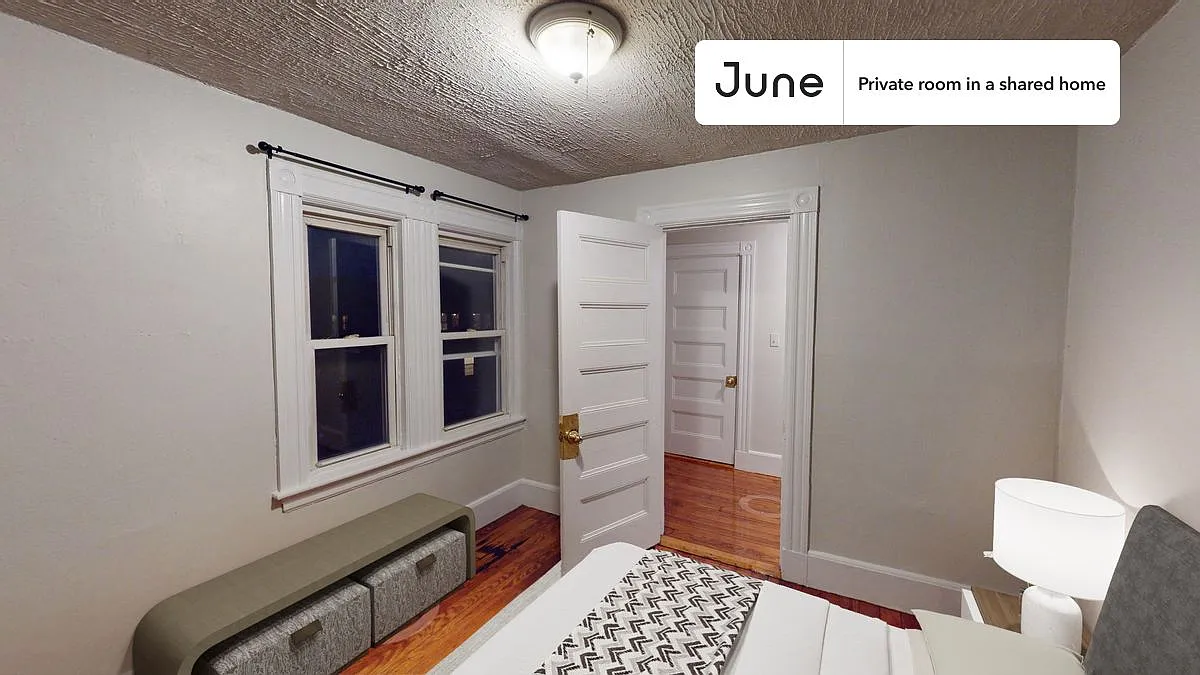 Queen bedroom in 6 bed/2 bath home in Allston #1235 D — Photo 1