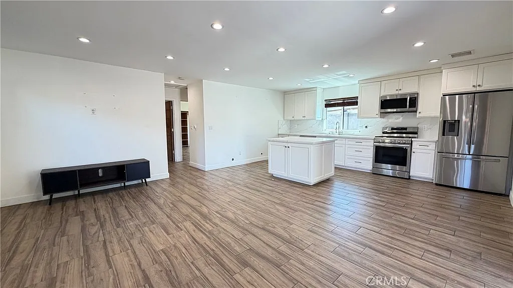 2 bed, 1000 sqft, $3,300 — Photo 2