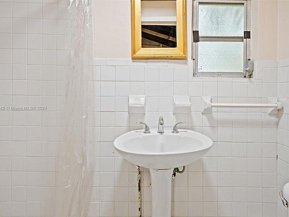 3rd image of 829 Palermo Ave