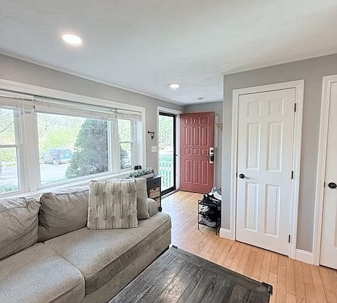 4th image of 152 E Bacon St APT D2