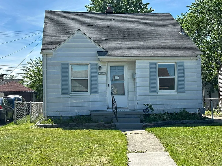 20939 Beechwood Ave — Photo 3