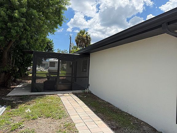 4th image of 22159 Oneida Ave