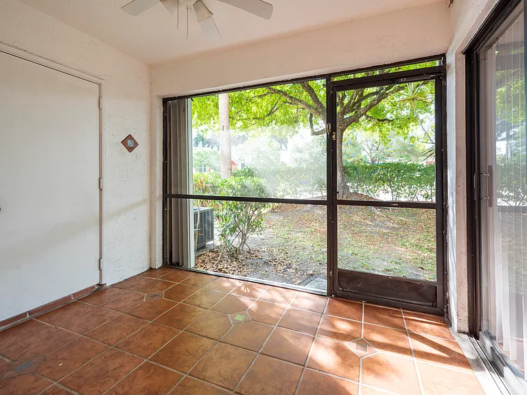 9641 Riverside Dr #F1 — Photo 14