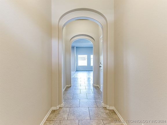 3rd image of 2602 W Van Buren Cir