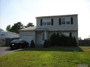 16 Sundown Dr, Bellport, NY 11713