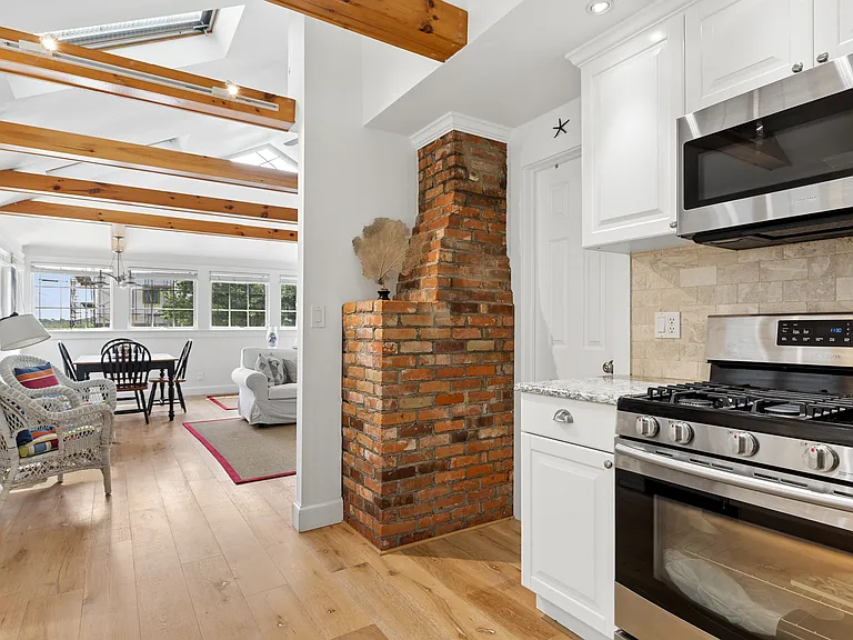 33 Bay Ave — Photo 9